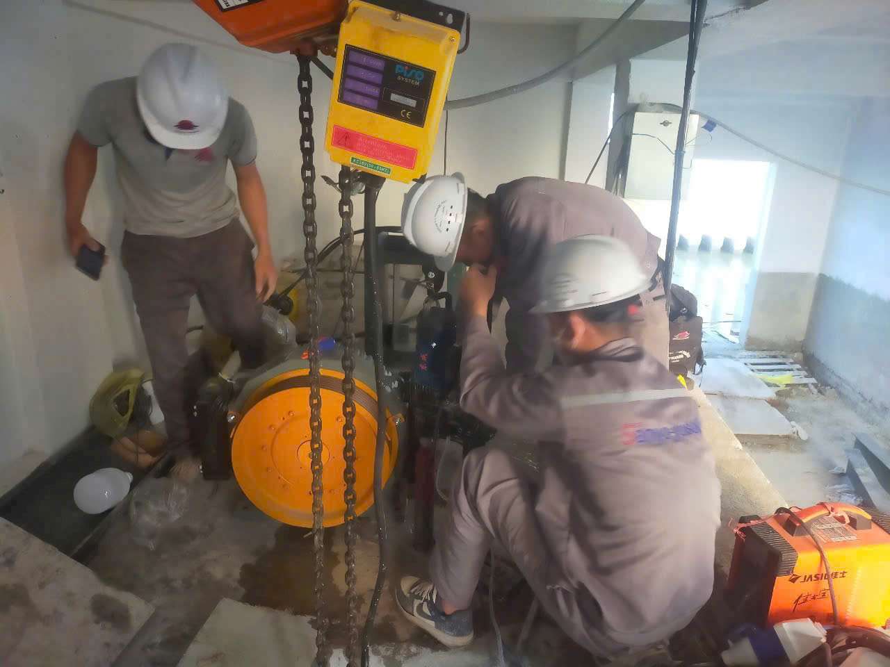 Đội Ngũ Kỹ Sư Thi Công Hạng Mục Thang Máy Chung Cư Bình An 24 tầng.